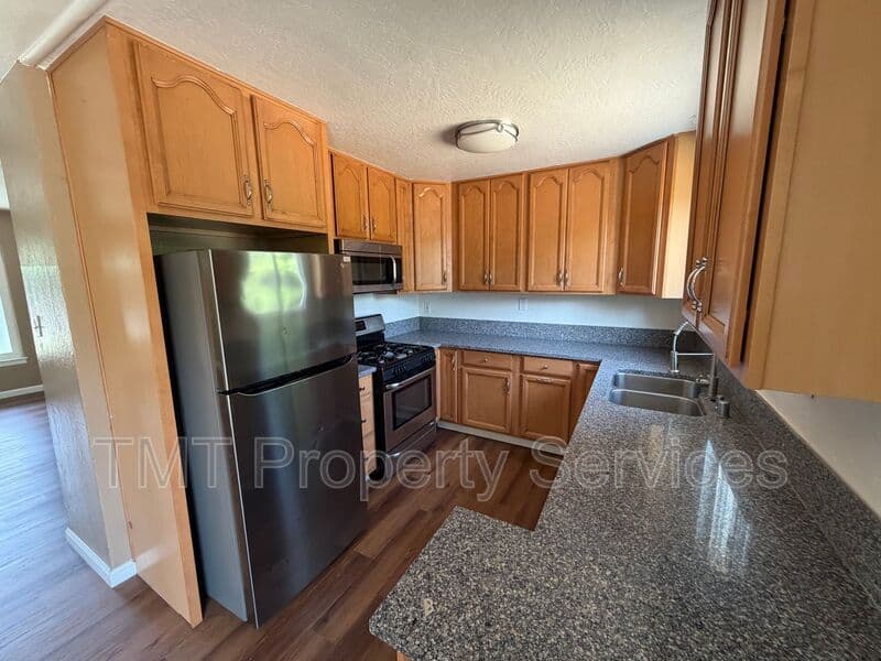 Sacramento House: 2124 Ethan Way