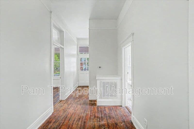 Savannah House: 512 E Waldburg Lane