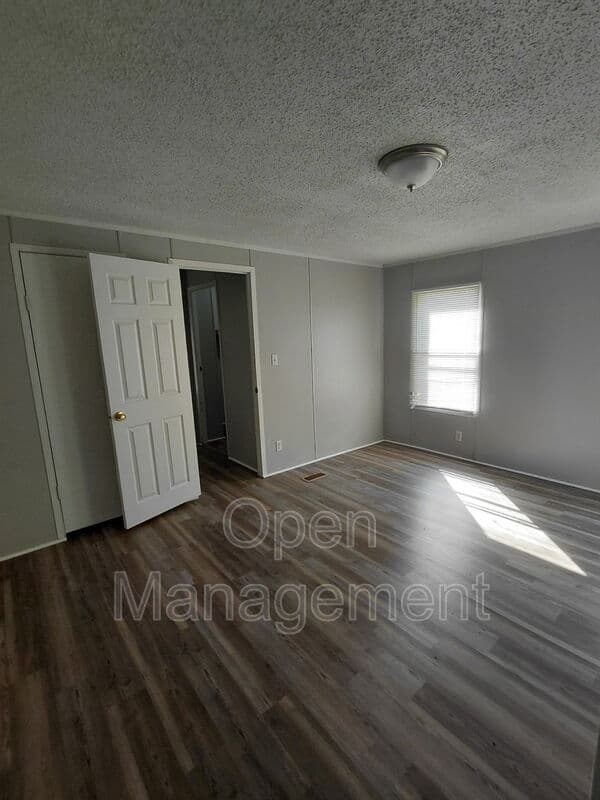 Jackson House: 301 Mantle Ave