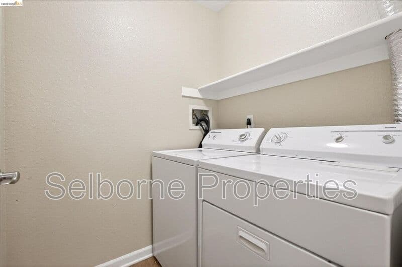 Oakland House: 660 Canyon Oaks Dr