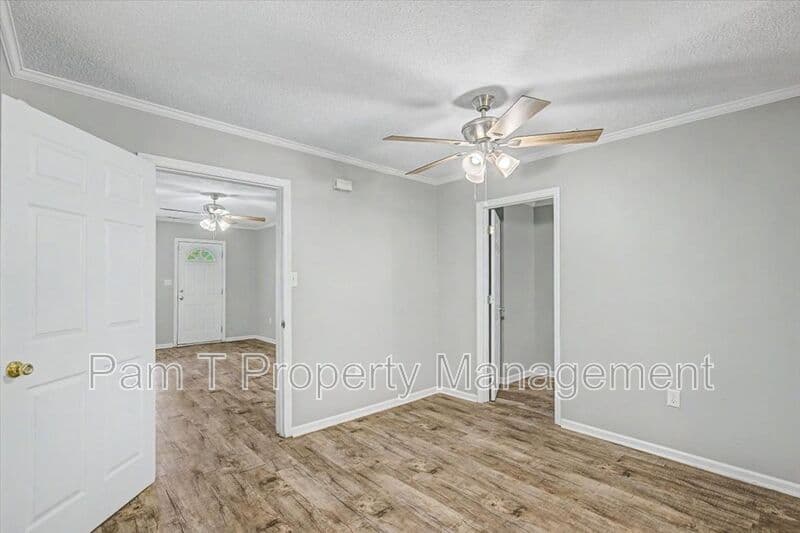 Savannah House: 212 W 58th St