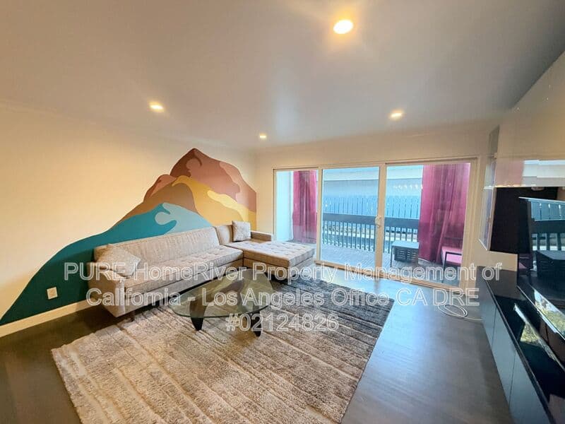 Redondo Beach House: 800 Camino Real