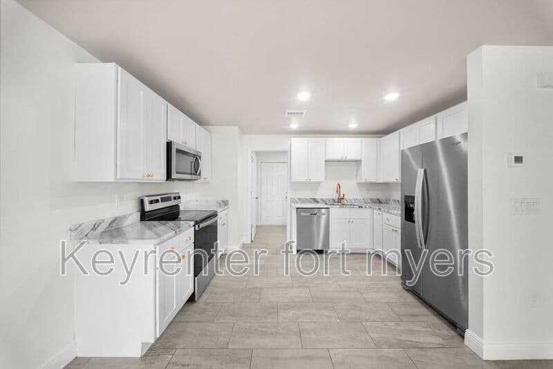 Fort Myers House: 2403 MAPLE AVE