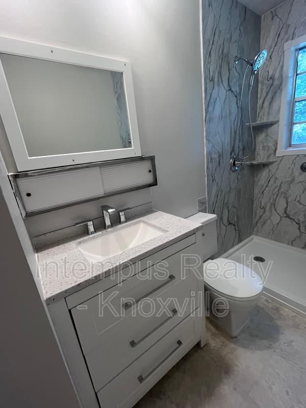 Knoxville House: 10917 Sonja Dr
