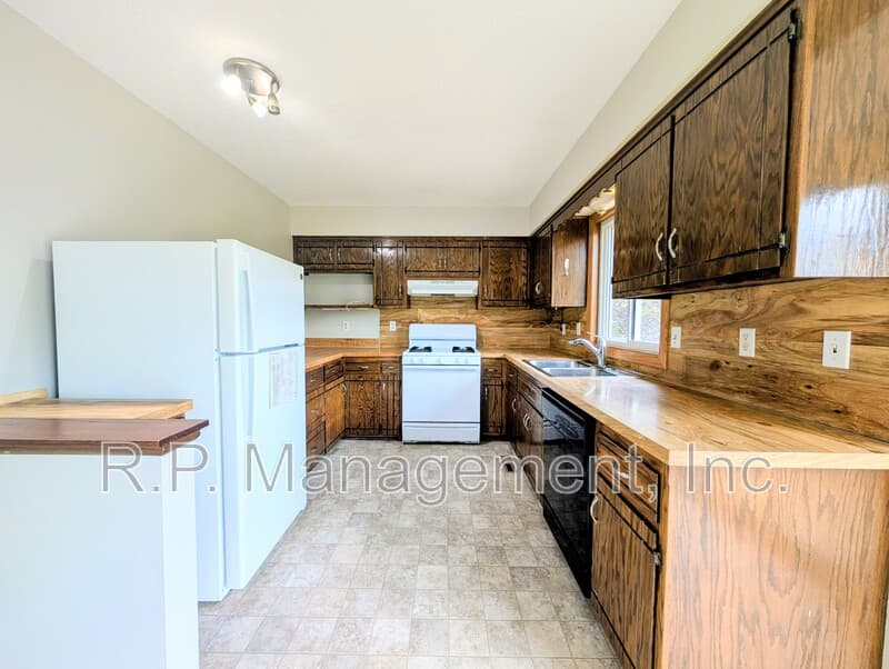 Brooklyn Park House: 7216 79th Ave N