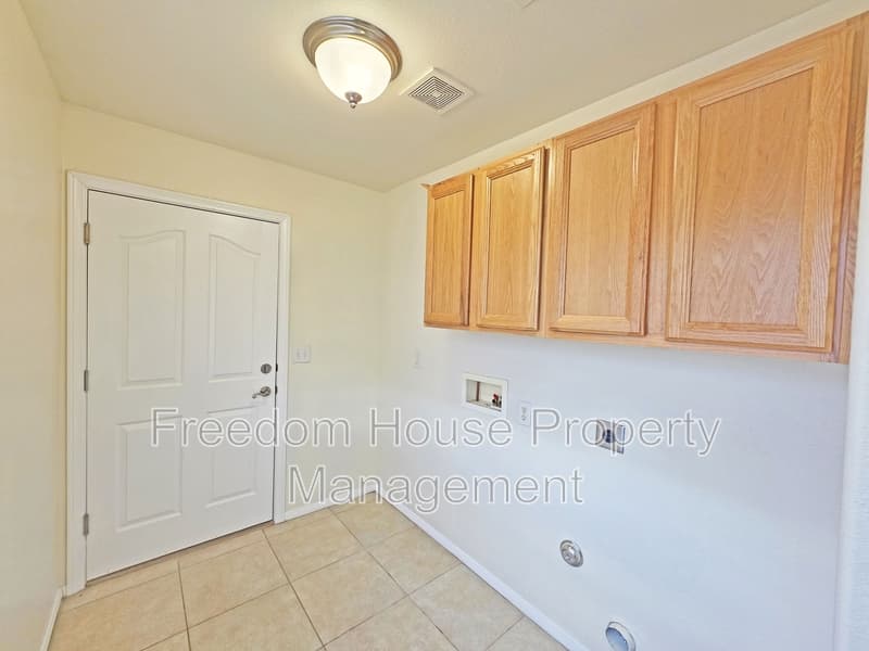 Pahrump House: 701 Mount Charleston Drive