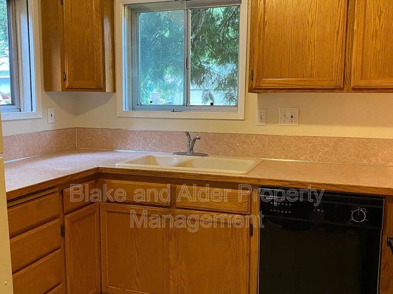 Milwaukie House: 11112 SE Home Ave