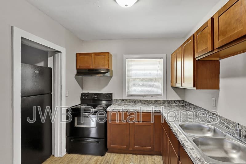Jacksonville House: 31 45th St W