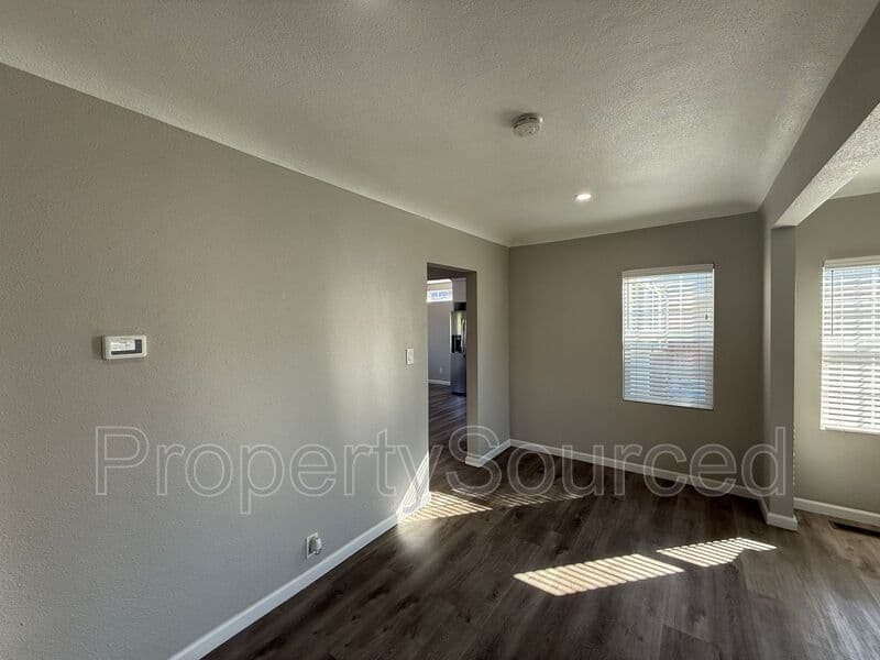 Manteca House: 807 W Yosemite