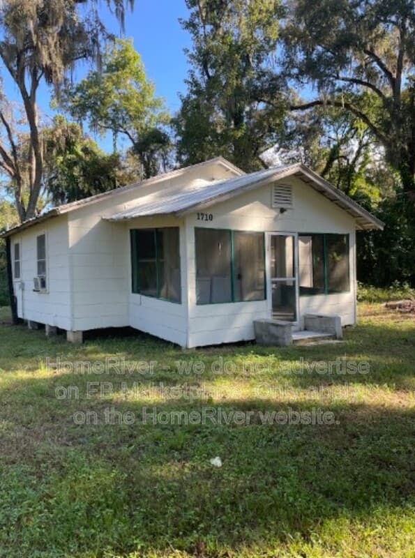 Lake Panasoffkee House: 1710 NW 29th Rd