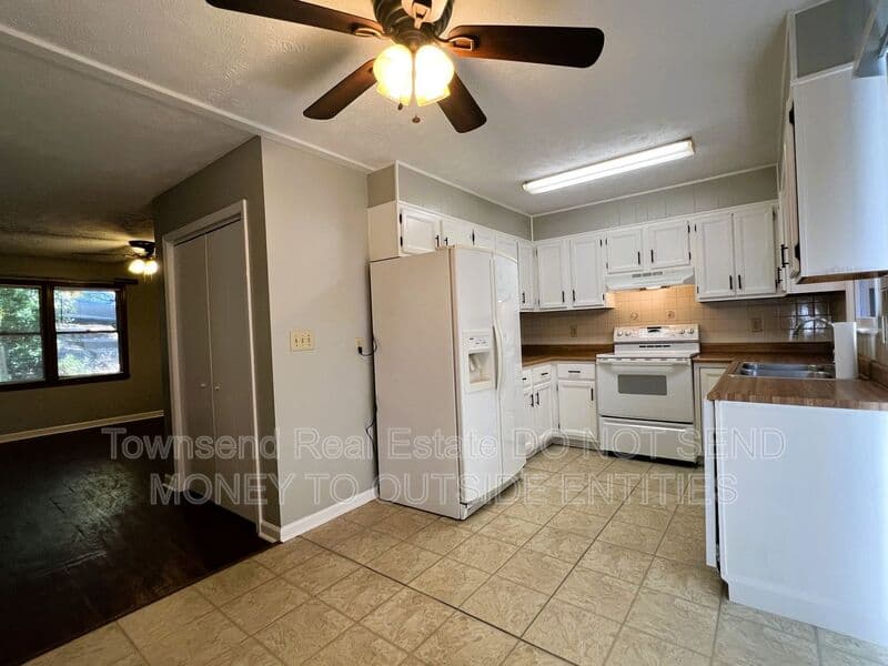 Fayetteville House: 1411 Briarcliff Dr