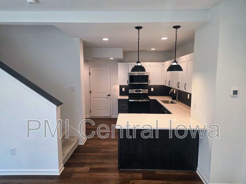 Des Moines Townhome: 423 SW 12th St