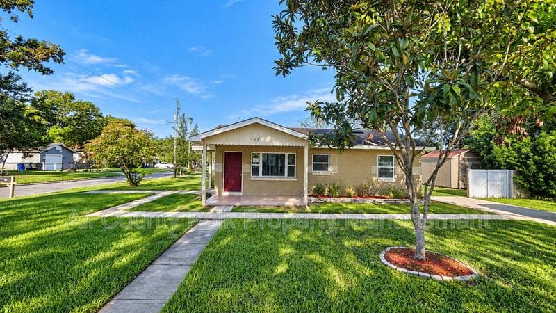 Lakeland House: 803 W Belmar St.