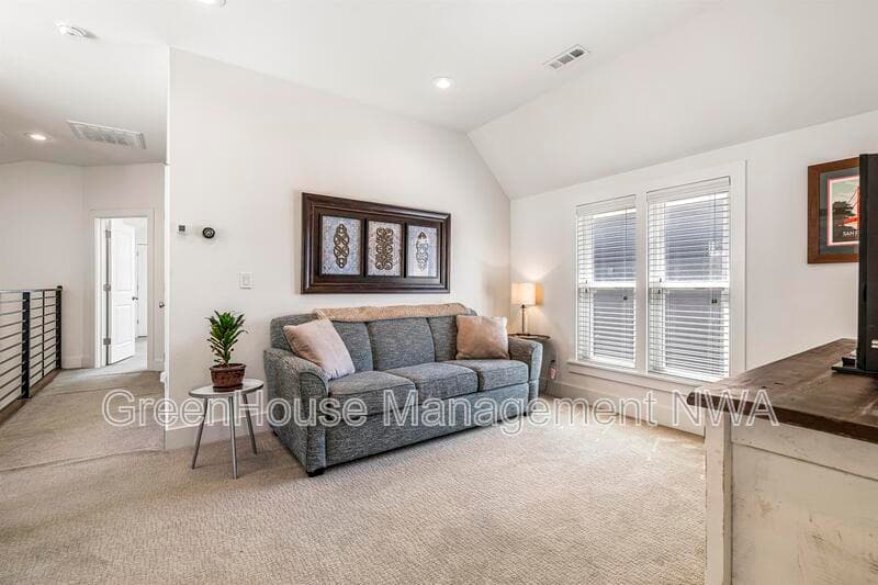 Bentonville House: 636 SW B ST