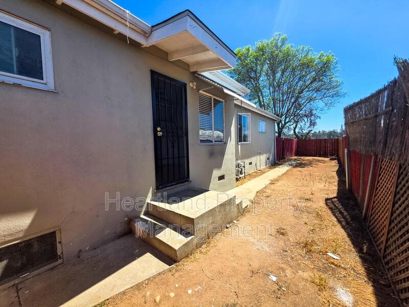 La Mesa Condo: 9273 Earl St.