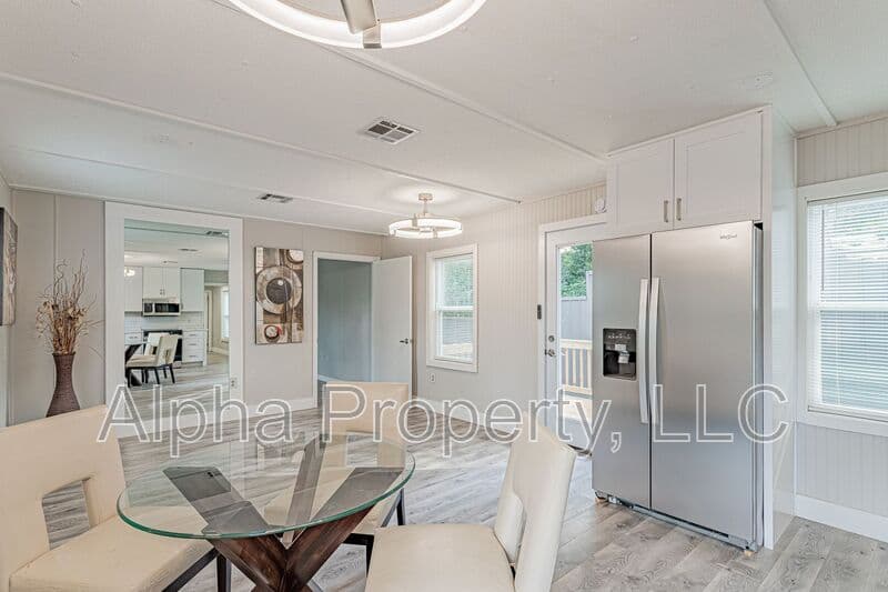 Greenville House: 267 W Pine Lake Cir