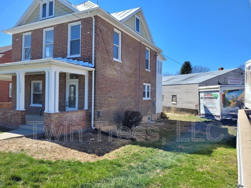 Harrisonburg House: 1073 Chicago Avenue