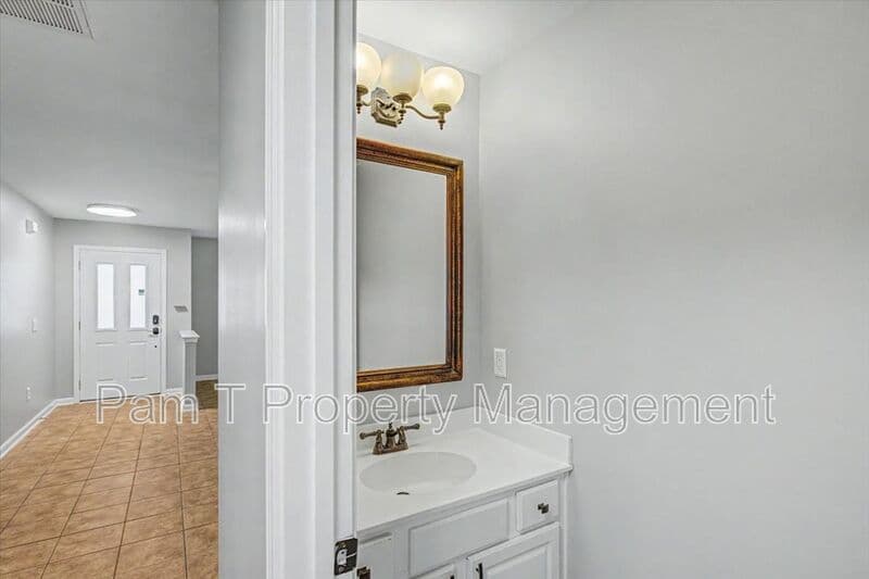 Pooler House: 4 Bainbridge Way