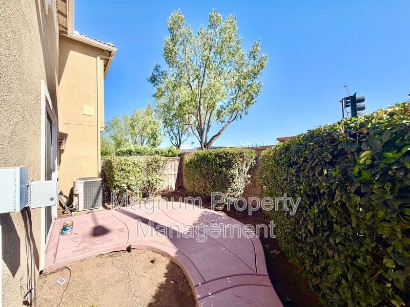 Murrieta House: 35792 Hazelhurst St