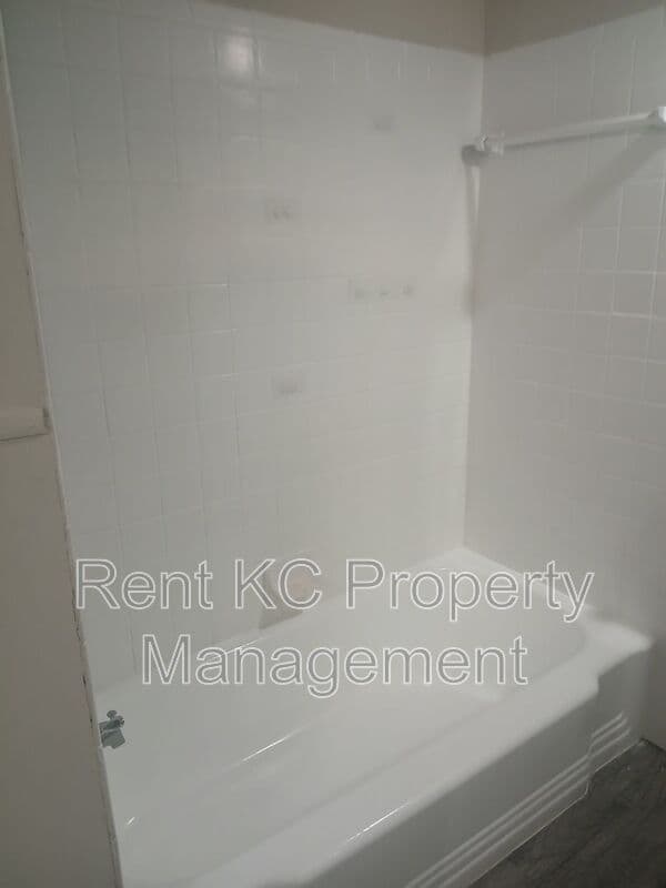 Kansas City House: 5323 NW Edgewood Circle