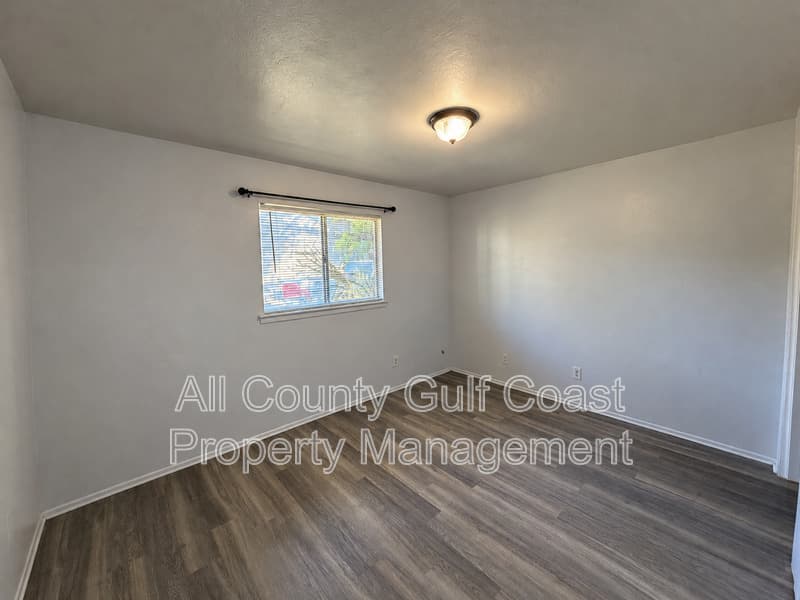 Bradenton House: 1905 57th Ave W