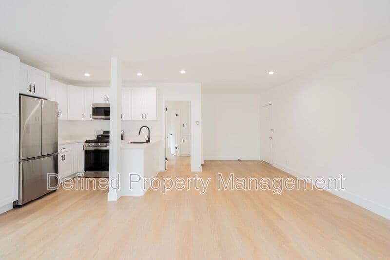 West Hollywood House: 937 Orange Grove Ave
