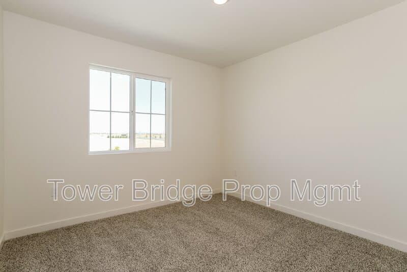 Roseville House: 2033 Blue Star Drive