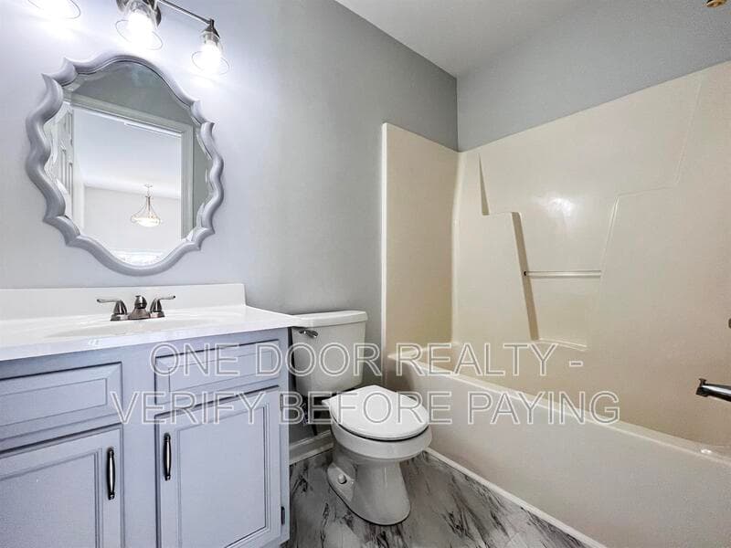 Williamsburg House: 120 Low Ridge Rd