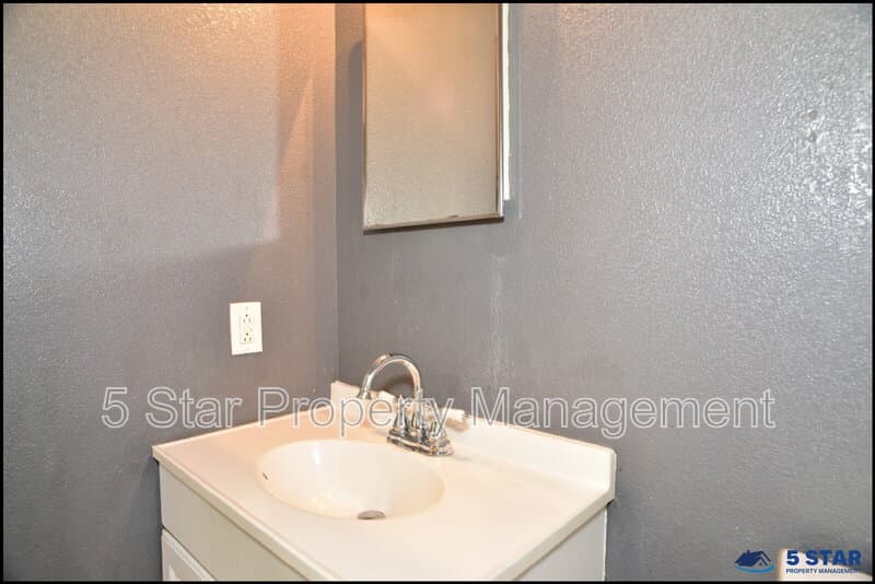 El Paso House: 14325 Island Point Drive