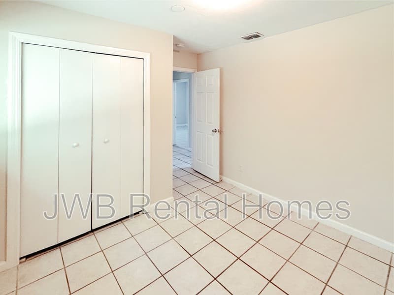 Jacksonville House: 7742 Kershaw Dr S