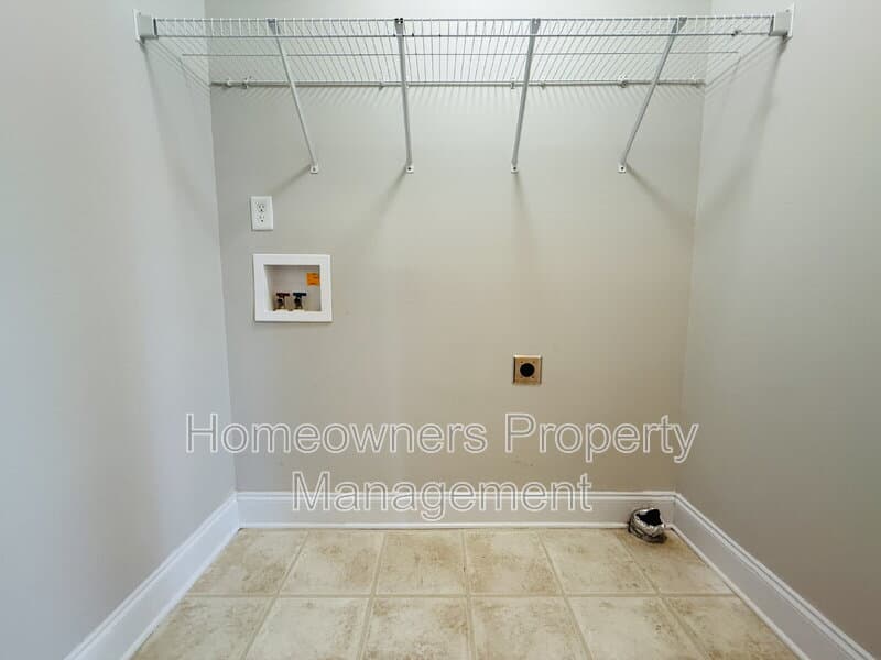 Hope Mills House: 5802 Kessinger Ct
