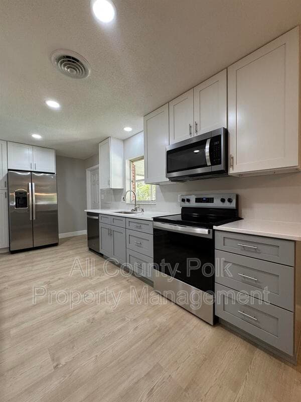 Bartow House: 2255 E Helen Cir