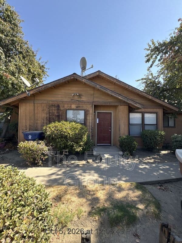 Tulare House: 1270 Tustin Circle