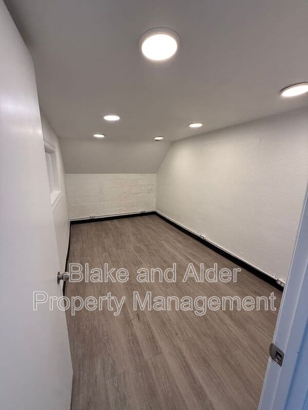 Portland House: 3554 NE SANDY BLVD
