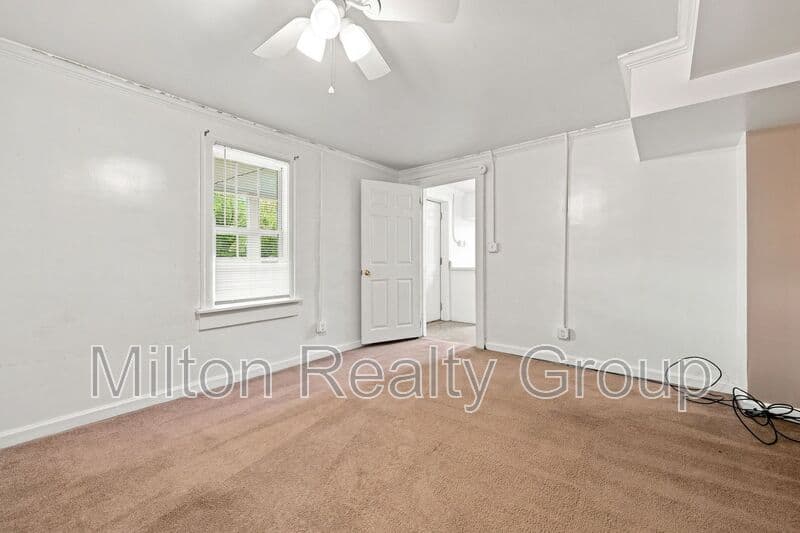 Four Oaks Condo: 101 E. Woodall St.