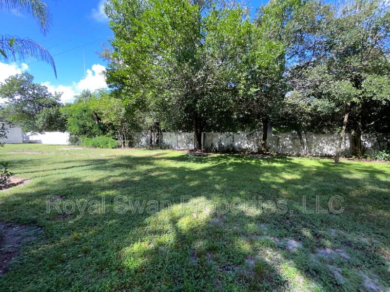 Auburndale House: 222 Lakeview Drive