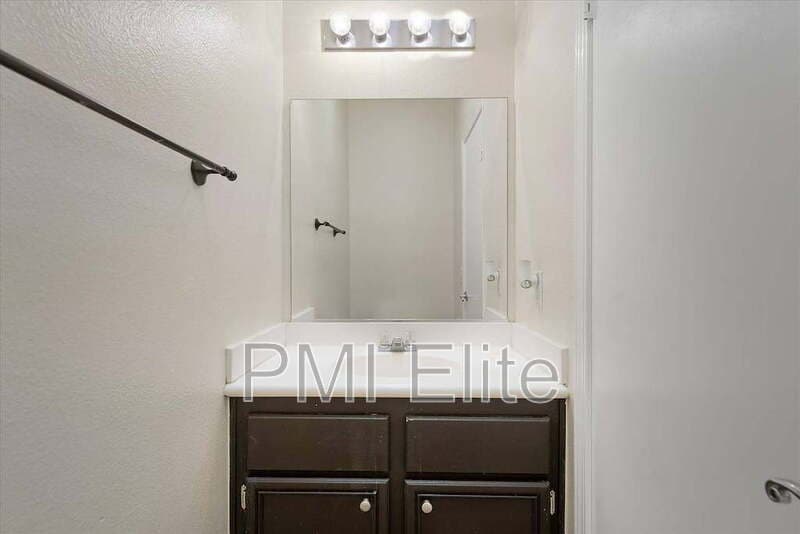 Castaic House: 32029 Cypress Way