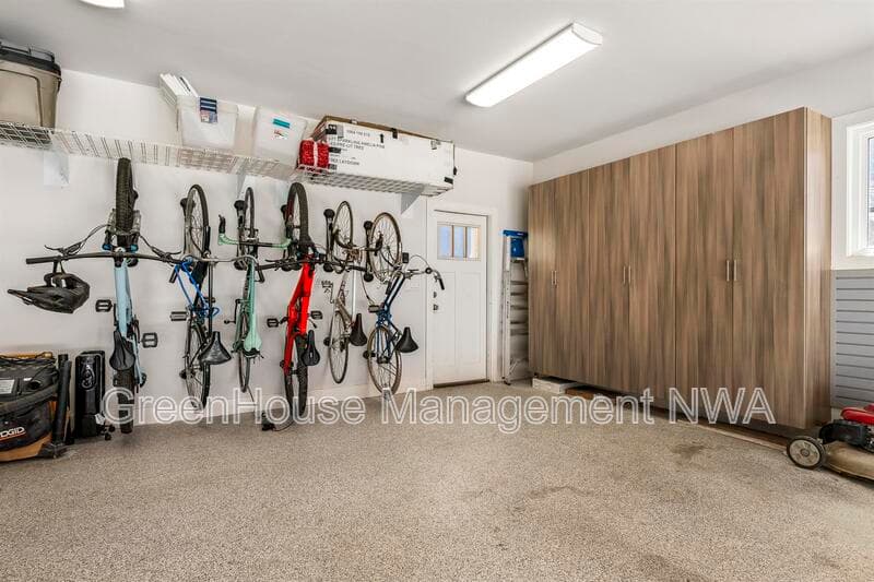 Bentonville House: 636 SW B ST