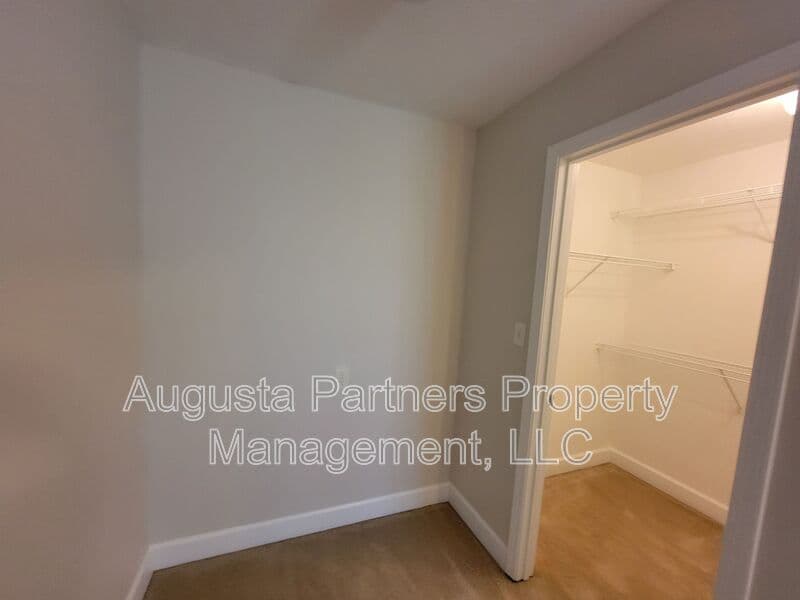 Grovetown House: 392 Bowen Falls