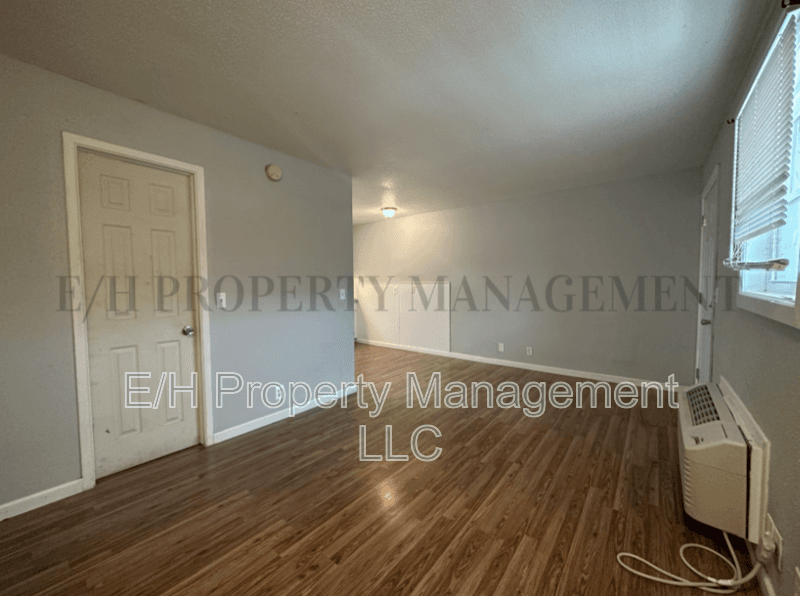 Wichita House: 1916 S Broadway