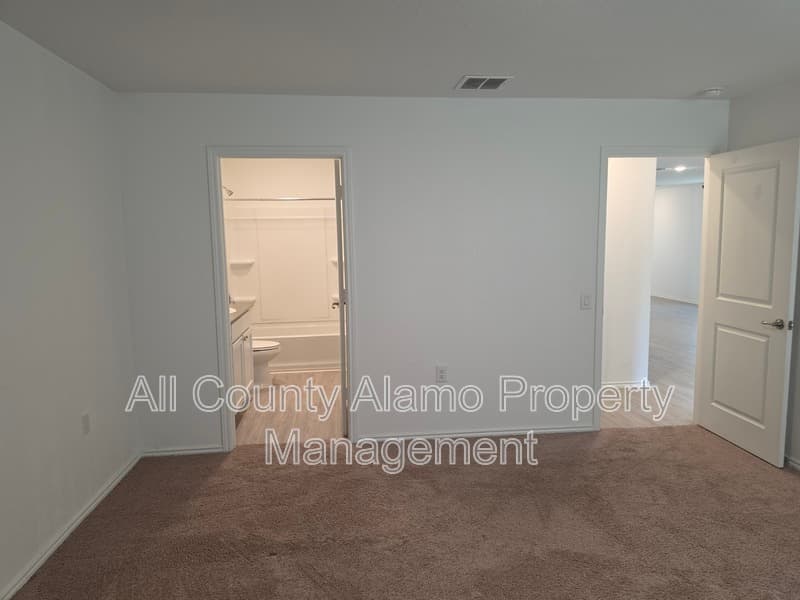 Von Ormy House: 5702 Repeating Wy