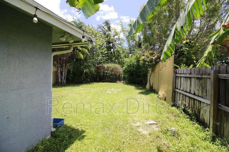 ROYAL PALM BEACH Townhome: 134 Sparrow Drive
