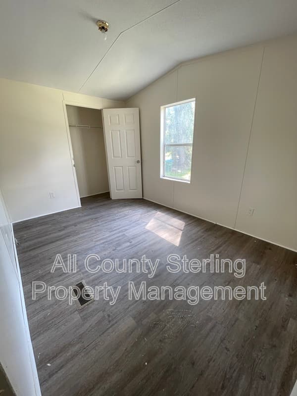 Lake City House: 186 NW Gerson Lane