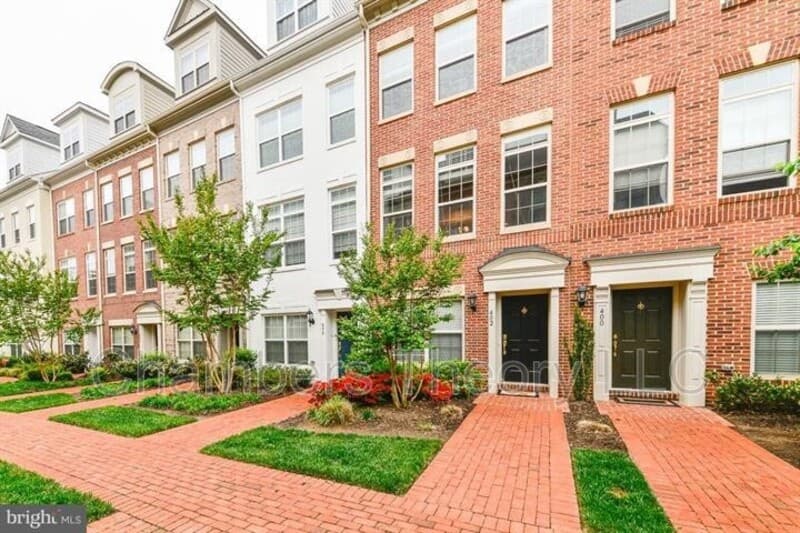 Arlington House: 402 N Thomas St.