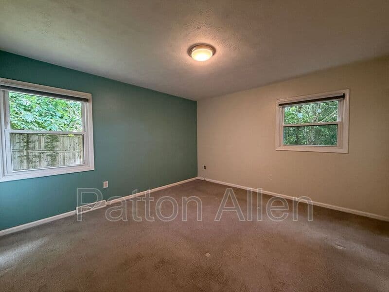 Fairview House: 14 Fox Run Pl