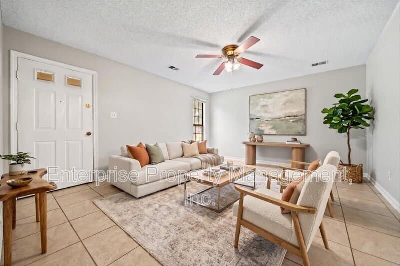 Memphis House: 7103 Tagen Dr
