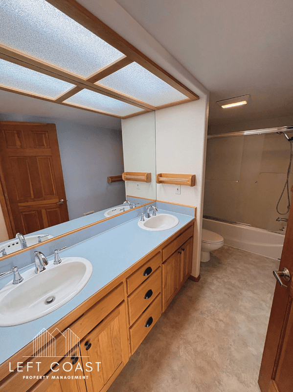 Waldport House: 7205 Southwest Burl Drive