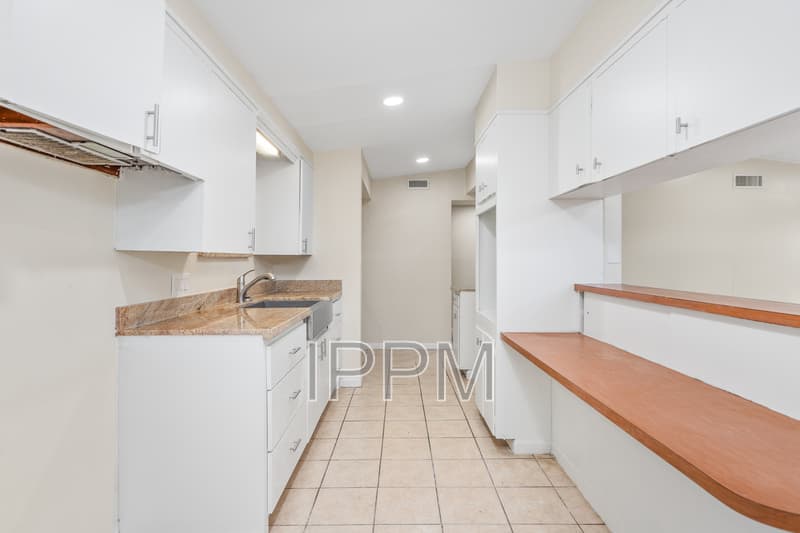 Harlingen House: 1651 Hamilton