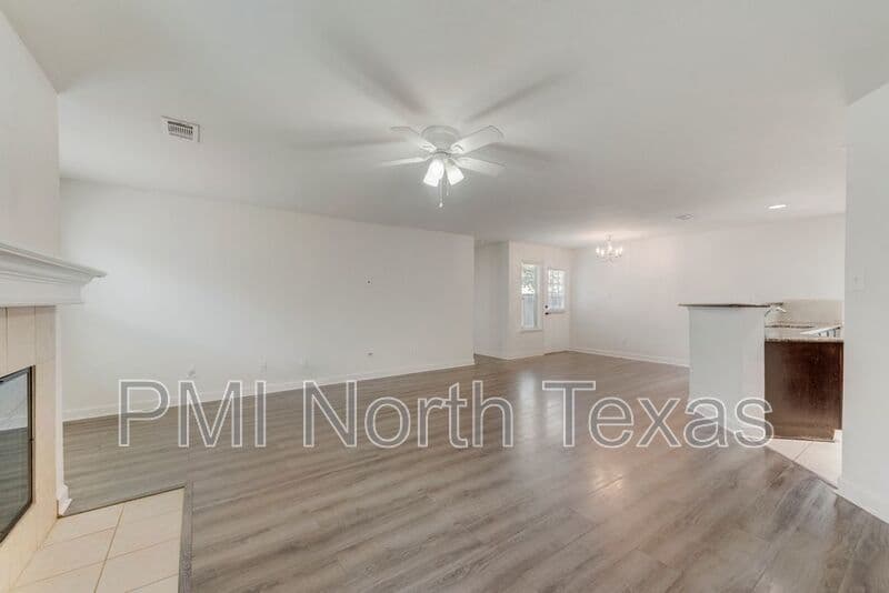 Fort Worth House: 8809 Valley River Drive
