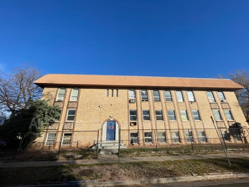Aurora Condo: 1590 Clinton St